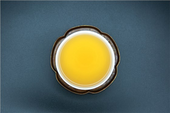 吉月古樹生茶-果蜜香氣高揚(yáng)，生津清冽，適口性強(qiáng)，