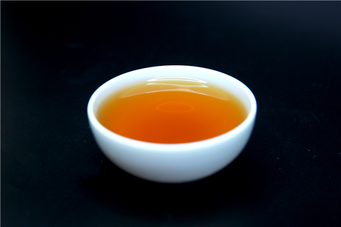 但對于大多數(shù)普通茶友來說，最直觀辨別普洱茶，紅茶，綠茶的區(qū)別是：品嘗茶的味道